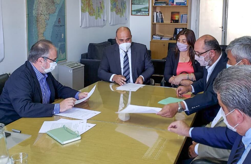 El gobernador Juan Manzur firmó tres proyectos de obras hídricas en Buenos Aires