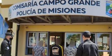 Tres jóvenes fueron detenidos por sustraerle las pertenencias a una mujer en Campo Grande.