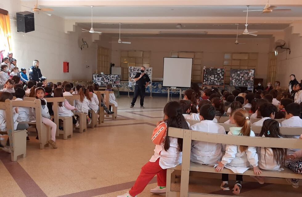 Charla sobre salud animal en escuelas en la escuela “Centenario”