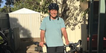 El hombre es australiano.