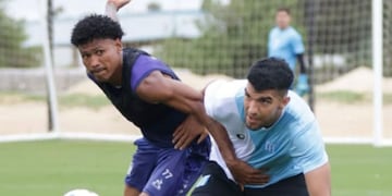 Rick Morais forcejea con Leandro Fernández en el Talleres-Racing. La T iría con dos puntas ante Vélez, sin "9" (Prensa Racing).