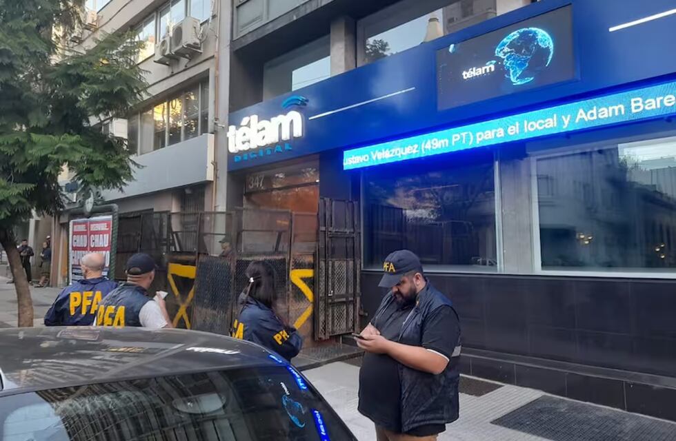 Tras los anuncios de Milei, vallaron las oficinas de Télam y los trabajadores no pueden ingresar a sus edificios