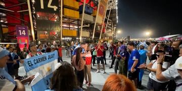 La feliz pareja se besa ante las cámaras de televisión.