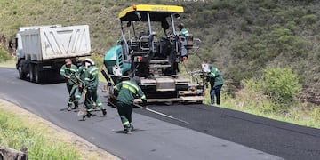 En la zona de obras, el tránsito se mantiene con media calzada habilitada, presencia de señalización y personal vial, por lo que se pide a los conductores reducir la velocidad y respetar las indicaciones.
