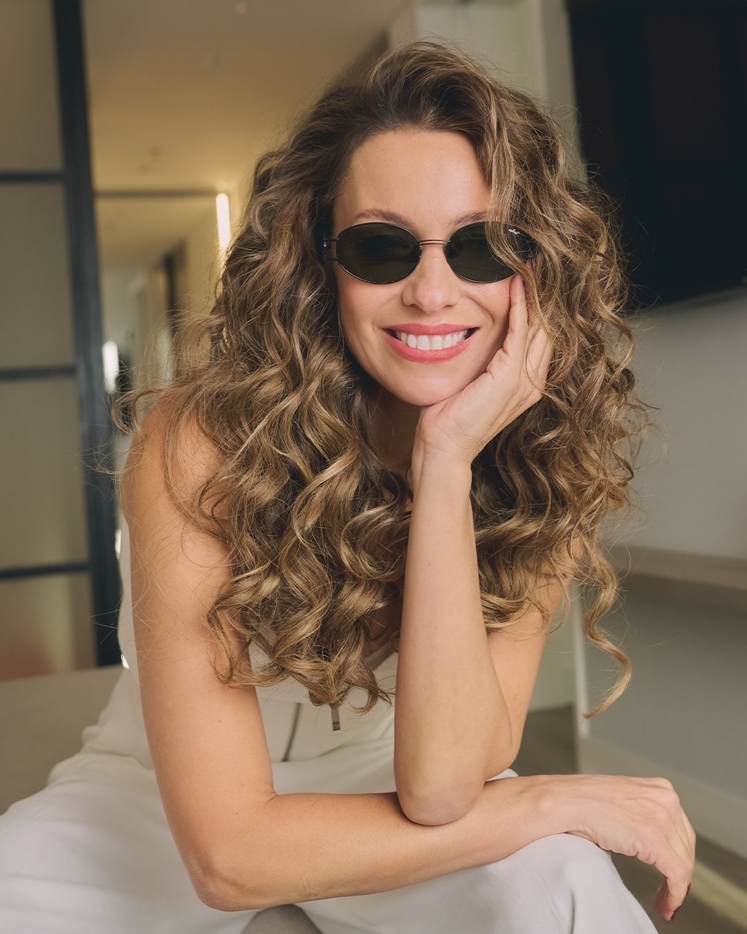 Rulos y el accesorio del verano: Pampita sorprendió con un cambio de look mega arriesgado y se llevó los aplausos del público