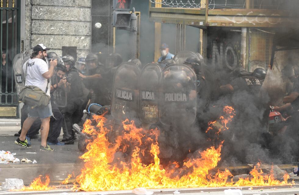 Así fue el impacto de la bomba molotov que hirió a un policía en la manifestación frente al Congreso