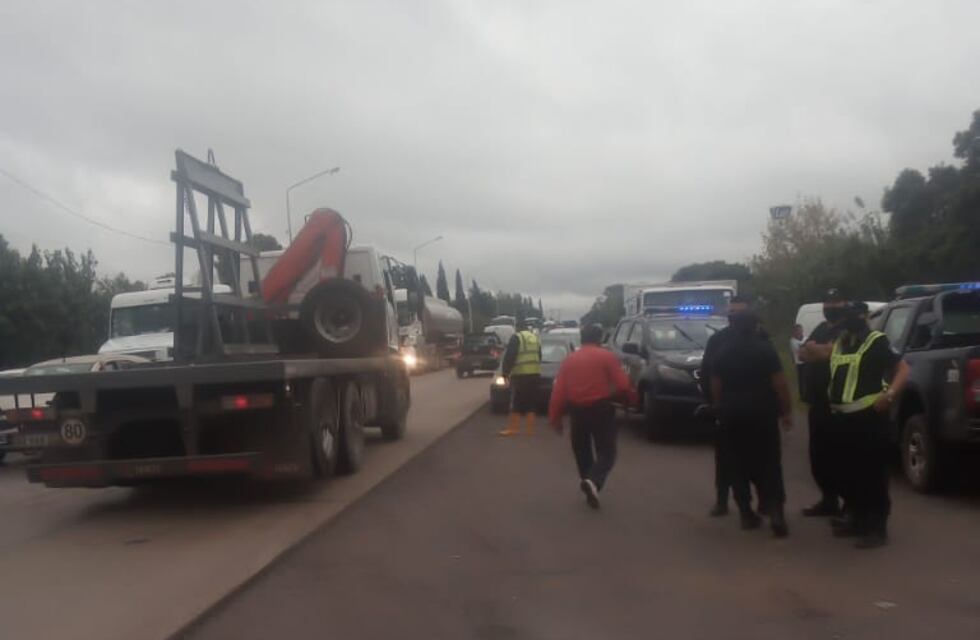 Damnificados del Barrio Jardín, en Pérez, cortaron la ruta en reclamo por inundaciones