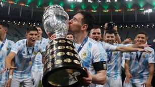 Messi besa la Copa América (AP).