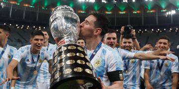Messi besa la Copa América (AP).