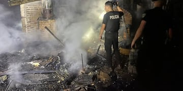 Una vivienda quedó destruida por un incendio en Campo Viera: no hubo heridos.