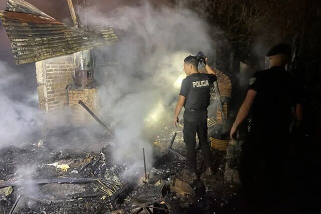 Una vivienda quedó destruida por un incendio en Campo Viera: no hubo heridos.