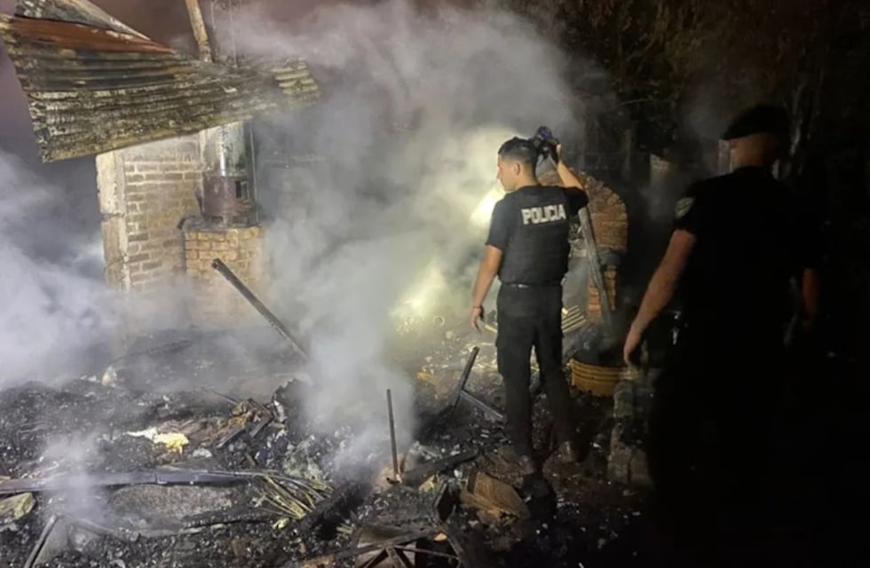 Una vivienda quedó destruida por un incendio en Campo Viera: no hubo heridos