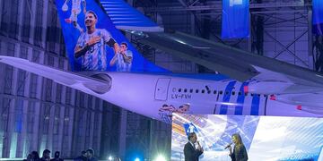El avión de Aerolíneas Argentina que llevará a la selección y a la ilusión de todo el país al Mundial de Qatar 2022. (@okdobleamarilla)