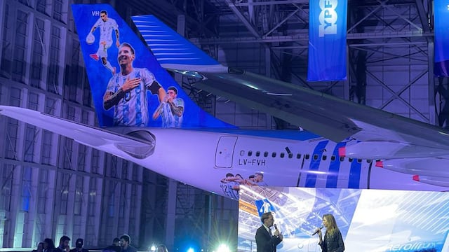 El avión de Aerolíneas Argentina que llevará a la selección y a la ilusión de todo el país al Mundial de Qatar 2022. (@okdobleamarilla)