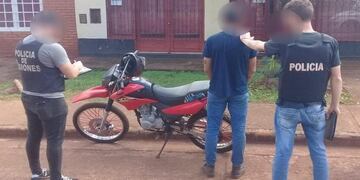 Conducía una motocicleta robada y fue detenido en Puerto Piray.