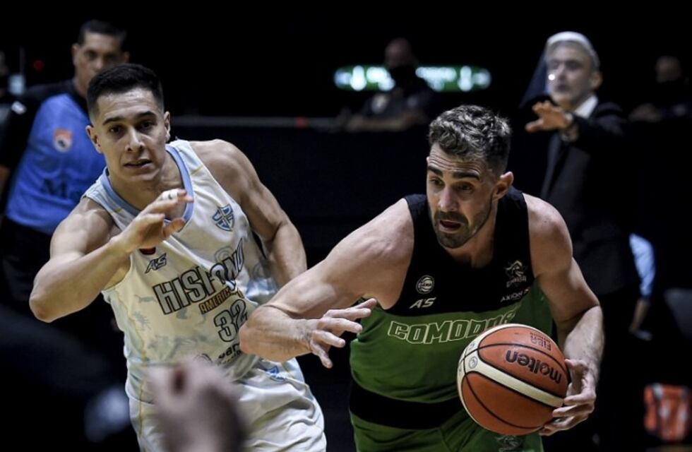 Repudiables insultos homofóbicos contra Sebastián Vega en medio de un partido de básquet