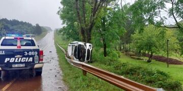 Hipólito Yrigoyen: automóvil despistó por un espejo de agua.