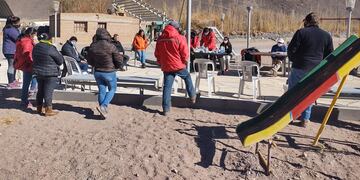 Representantes del Gobierno provincial, la empresa estatal CAMYEN SE y la operadora NEOSYNERGY SA participaron de una recorrida y una reunión con referentes comunitarios en el Salar de Archibarca.