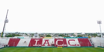 Así quedaron instaladas las nuevas torres de iluminación en el Monumental de Alta Córdoba. (Prensa Instituto)