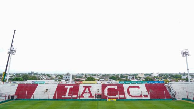 Así quedaron instaladas las nuevas torres de iluminación en el Monumental de Alta Córdoba. (Prensa Instituto)