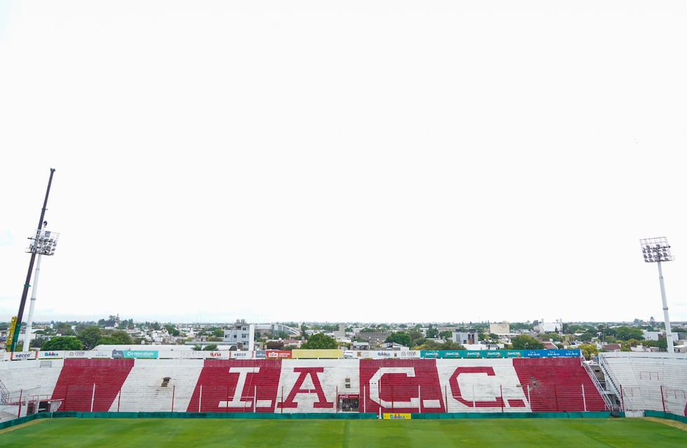 A todas luces: Instituto debuta con torres de iluminación y diseño de camiseta nuevos