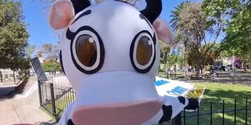 "La Vaca Lola" reclama que no la dejan trabajar en las plazas de San Luis