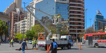 Empresas contratadas realizan reparaciones de semáforos en Córdoba. (Municipalidad de Córdoba)