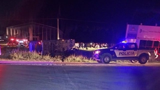 Tragedia en el sur de Córdoba. Murió una mujer y hay decenas de heridos tras el vuelco de un colectivo (Gentileza).
