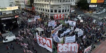 Organizaciones sociales de izquierda cortan el Obelisco porteño y marchan hacia el Ministerio de Trabajo. (Clarín)