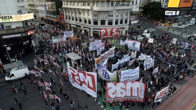 Organizaciones sociales de izquierda cortan el Obelisco porteño y marchan hacia el Ministerio de Trabajo. (Clarín)
