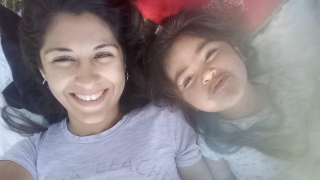 Guadalupe Lucero, junto a su mamá Yamila.