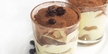 Shots de tiramisú con pocos ingredientes.