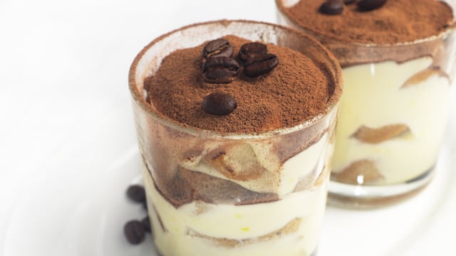 Shots de tiramisú con pocos ingredientes.