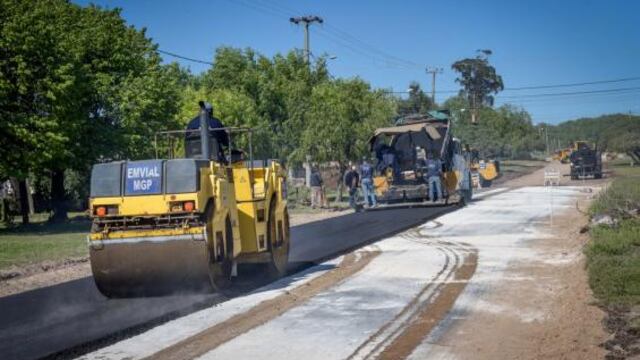 La comuna inició obras de pavimentanción en Av. Jacinto Peralta Ramos y continúa con el recambio de luminarias.