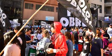 Organizaciones sociales se movilizan hacia la sede del Ministerio de Desarrollo Social de la Nación, ubicado en calle Chacabuco.  (José Hernández/La Voz)