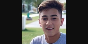 El joven se encontraba junto a otros amigos caminando por la banquina.