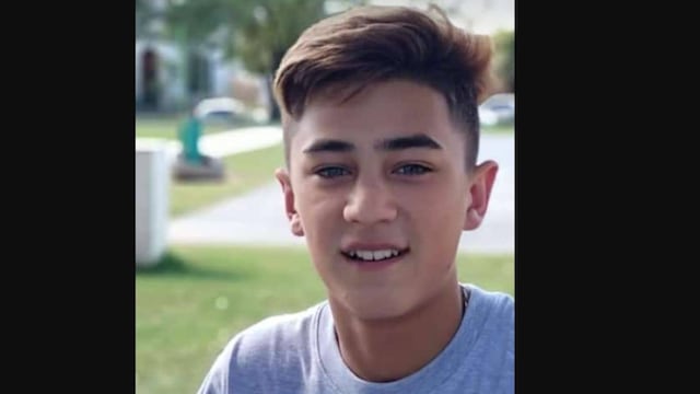 El joven se encontraba junto a otros amigos caminando por la banquina.