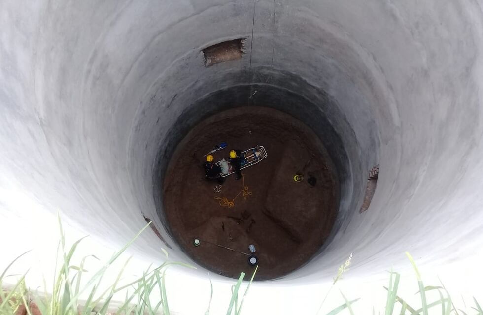 Cayó a fosa de 15 metros y filmaron su rescate en Puerto General San Martín