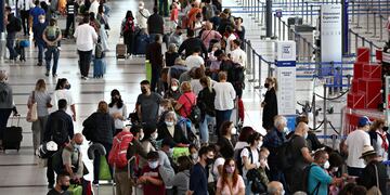 A través de información de diversas agencias de inteligencia del mundo, las autoridades locales decidieron inmovilizar al avión venezolano.