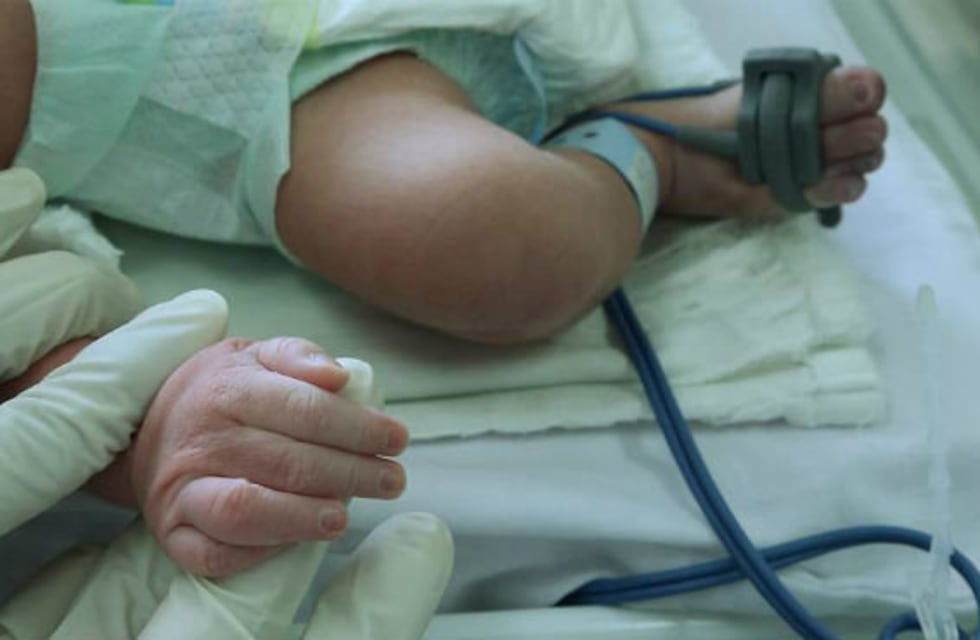 Murió el bebé que fue encontrado entre basura de un terreno baldío en Corrientes