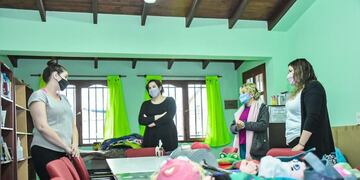 La secretaria de Cultura y Educación de la Municipalidad de Ushuaia, María José Calderón junto a la subsecretaria de Cultura, Belén Molina se reunieron con la antropóloga, Nélida Pal.