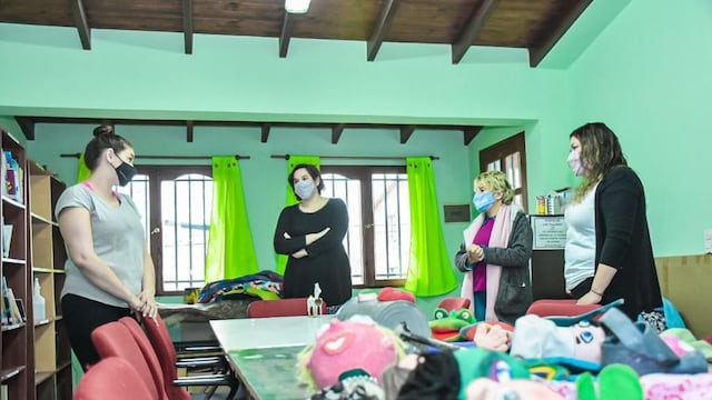 La secretaria de Cultura y Educación de la Municipalidad de Ushuaia, María José Calderón junto a la subsecretaria de Cultura, Belén Molina se reunieron con la antropóloga, Nélida Pal.