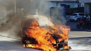 Un auto se incendió en plena avenida Cárcano de Carlos Paz