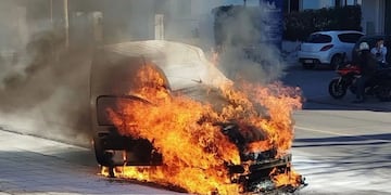 Un auto se incendió en plena avenida Cárcano de Carlos Paz