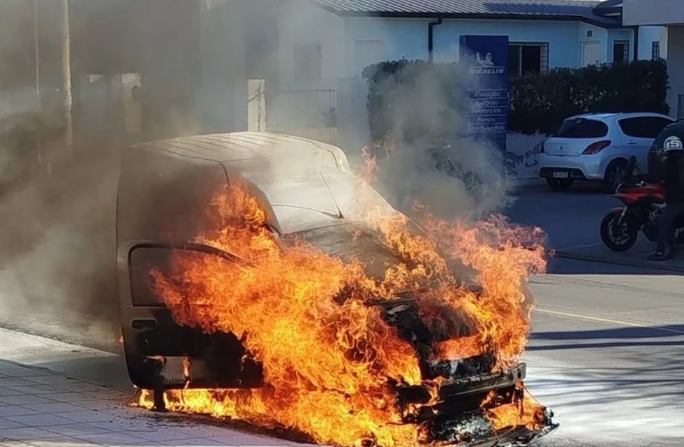 Un auto se incedió en plena avenida Cárcano de Carlos Paz