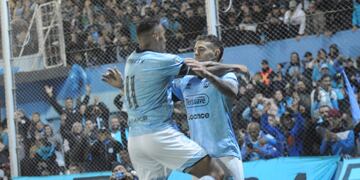 Abrazados a la ilusión de Belgrano, festejan el capitán y goleador Pablo Vegetti y Fabián Bordagaray. El Celeste o Instituto, serán los primeros en ascender (Javier Ferreyra / La Voz).