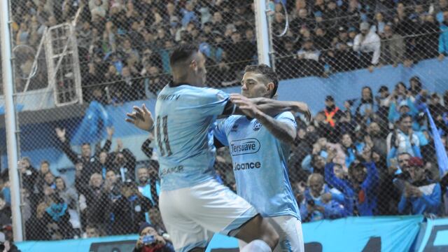 Abrazados a la ilusión de Belgrano, festejan el capitán y goleador Pablo Vegetti y Fabián Bordagaray. El Celeste o Instituto, serán los primeros en ascender (Javier Ferreyra / La Voz).