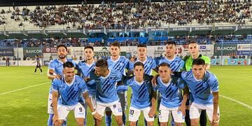 La formación de Estudiantes de Río Cuarto antes de jugar con Tristán Suárez. (Tomy Fragueiro / La Voz).