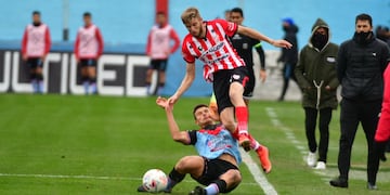 "El Polaco" Mazur lucha por la pelota en el partido ante Brown de Adrogué. (Foto: Federico López Claro)