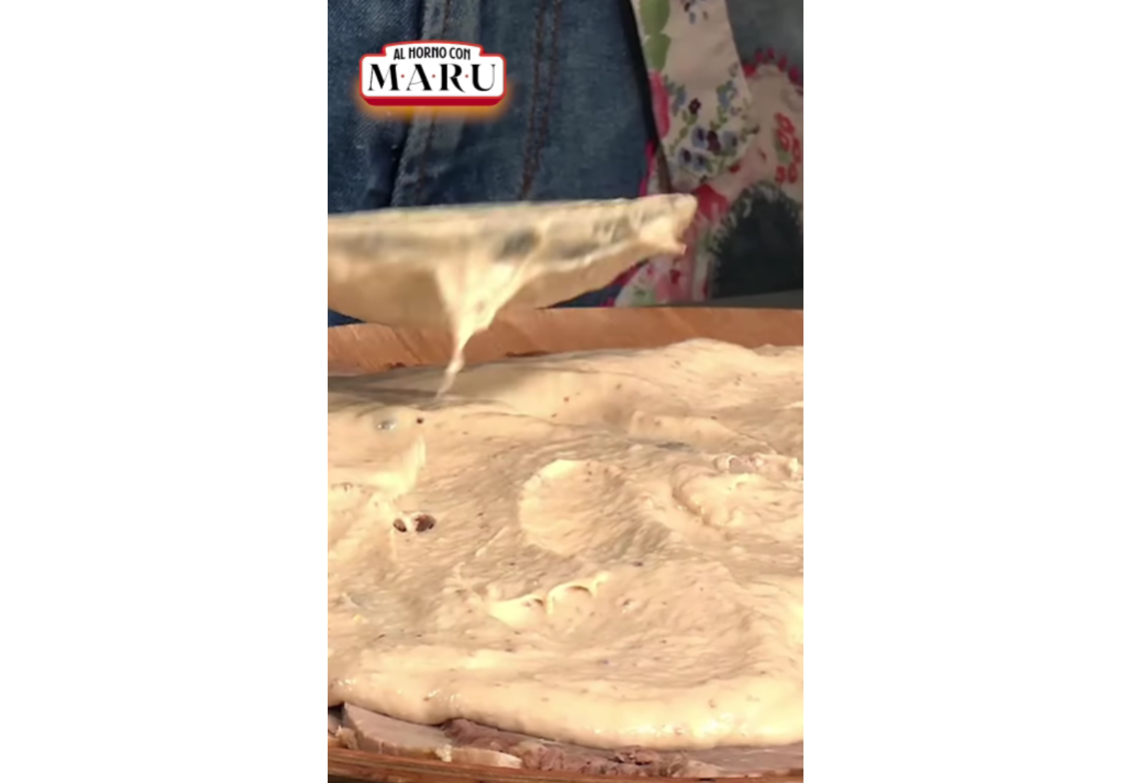 La cocinera mostró la mejor manera de preparar la salsa.